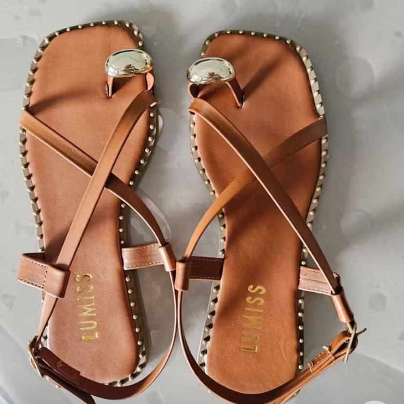 Sandália Rasteira Feminina Lumiss Tira Enfeite Metalizado Bico Quadrado