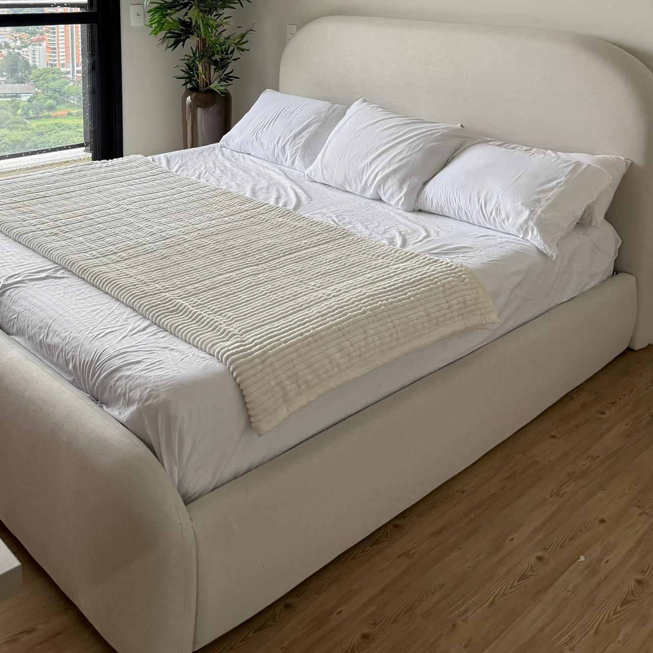 Cama Estofada King com Cabeceira Aurora - Linho Texturizado Off White