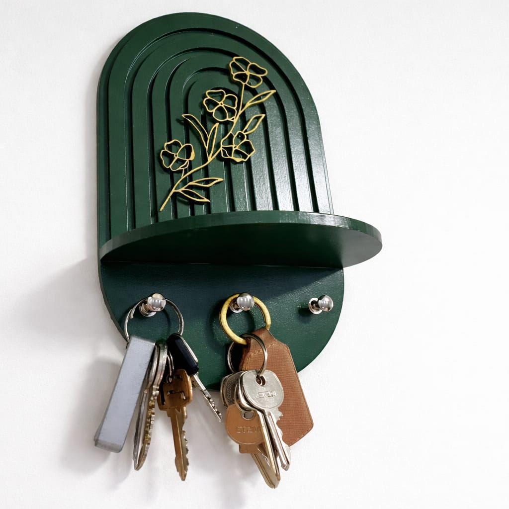 Porta Chaves com Prateleira Boho Verde – MDF Decorativo com Detalhes Florais Dourados